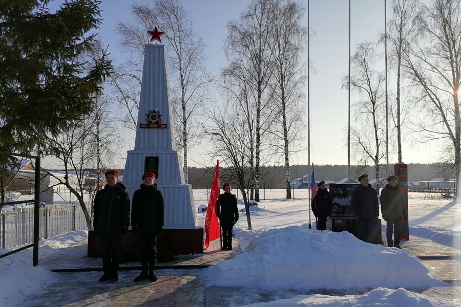 Волонтёры, юнармейцы МБОУ «Карабай-Шемуршинская СОШ» возложили гирлянды к памятникам
