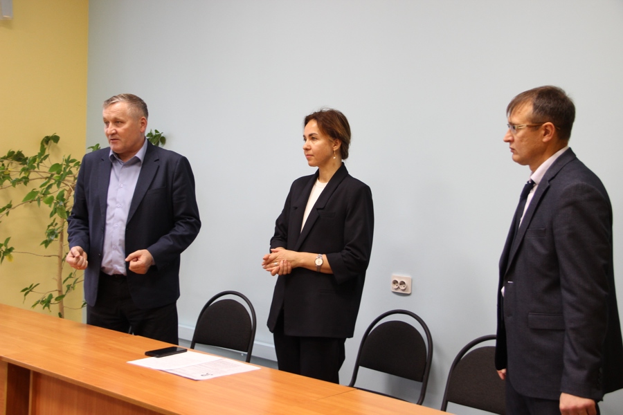 Алена Елизарова представила трудовым коллективам новых руководителей