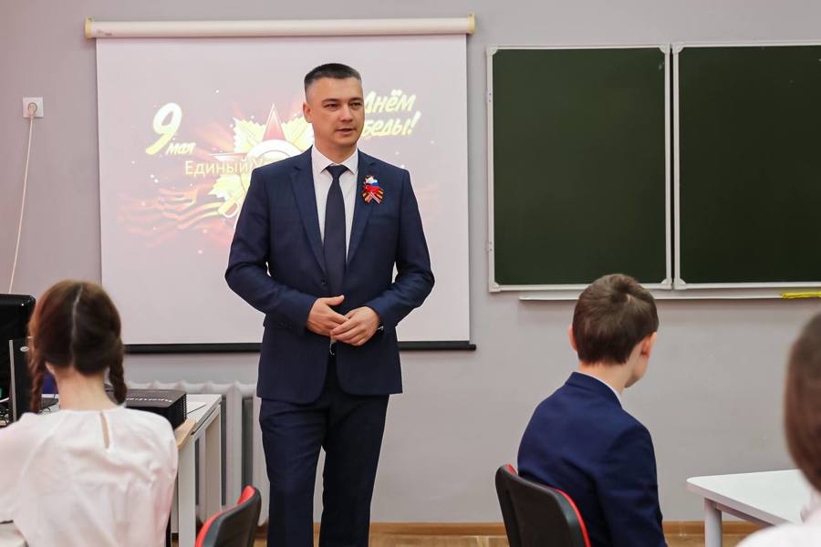 Министр образования и молодежной политики Чувашской Республики провел для учеников урок памяти и славы в преддверии Дня Победы
