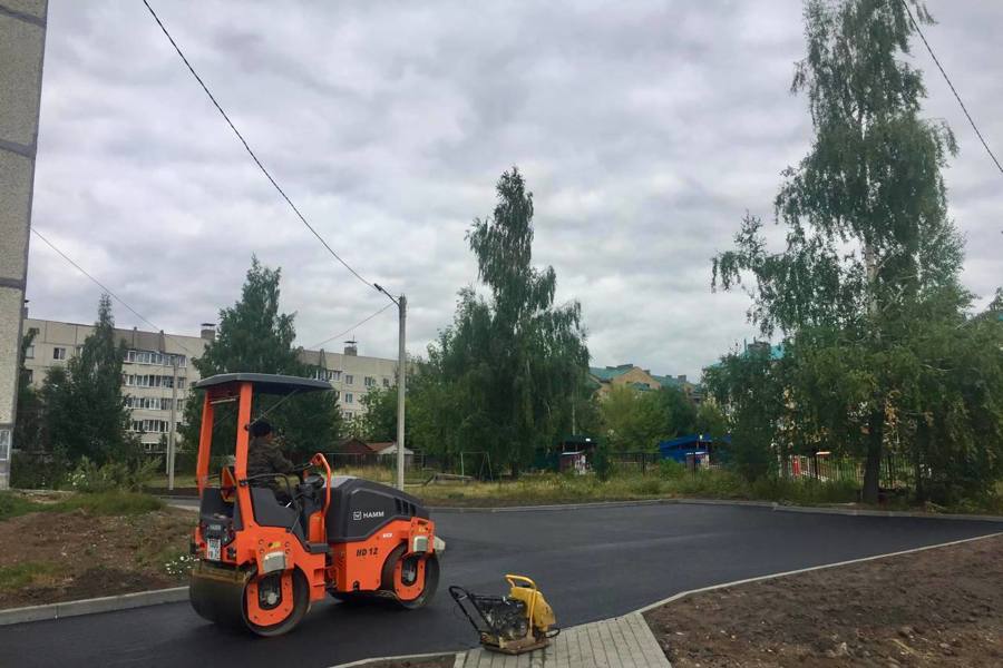 На улице Репина, 18 благоустройство дворовой территории близится к завершению