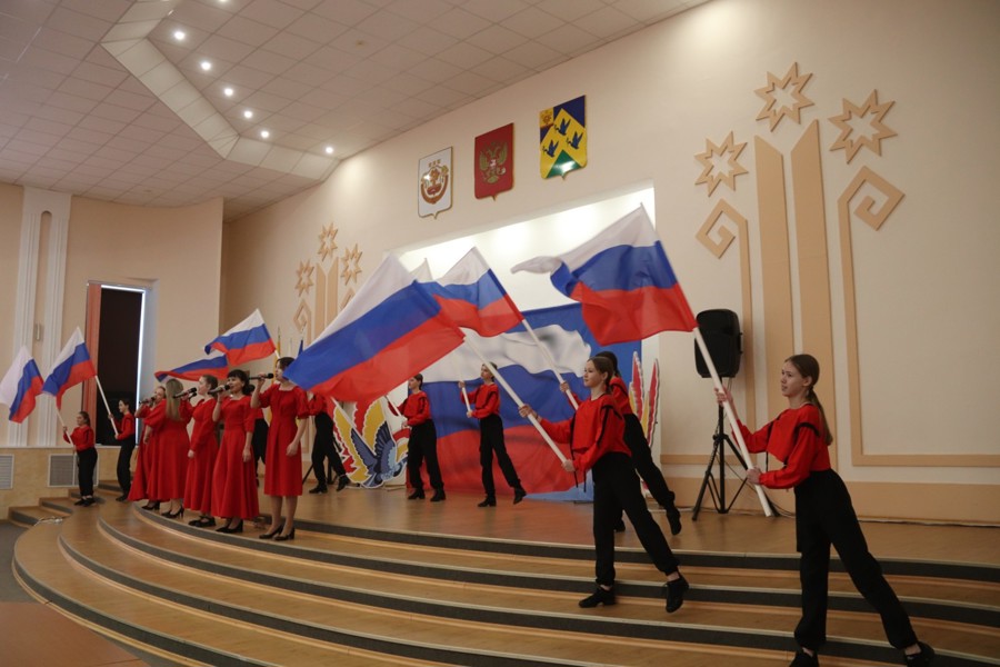 Праздничный концерт и торжественное вручение паспортов в День Конституции Российской Федерации