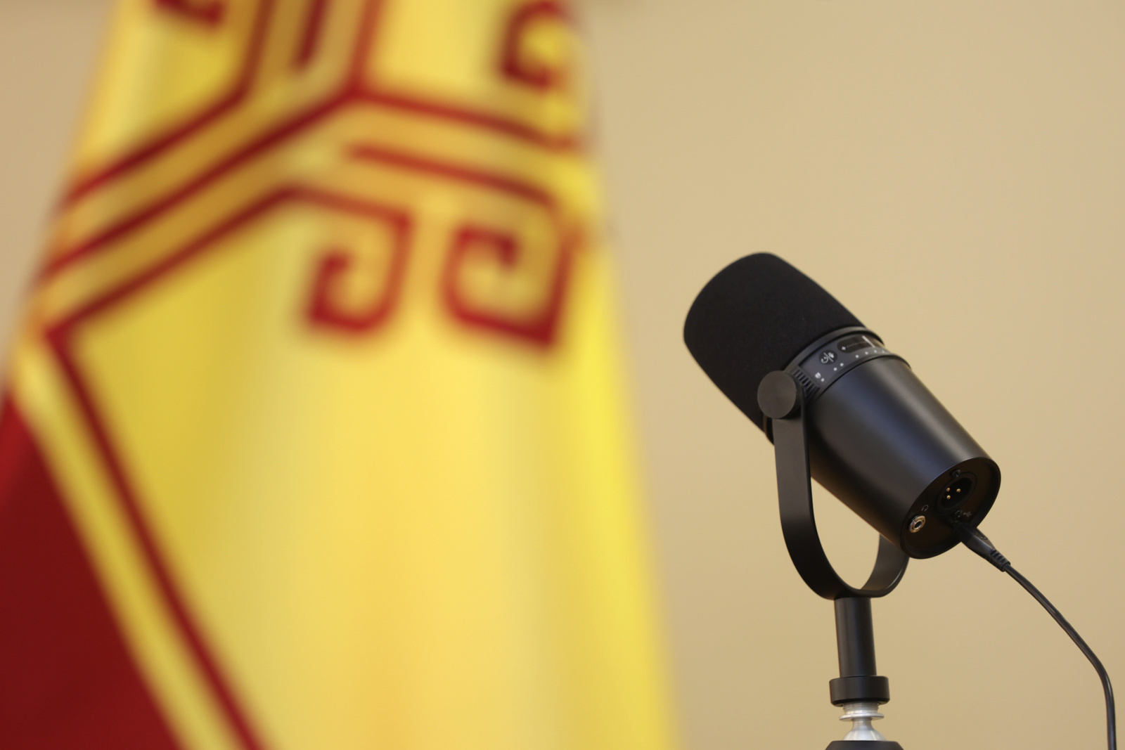 Чăваш Республикин Пуçлăхĕ Олег Николаев Радиовӑн тата ҫыхӑнӑвӑн мӗнпур отраслӗн ӗҫченӗсен кунӗ ячӗпе саламлани