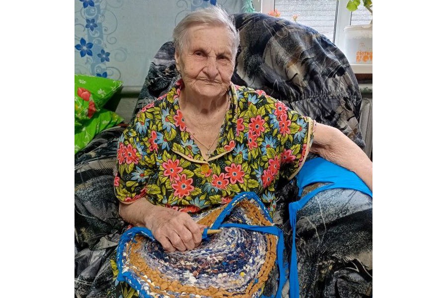 99-летняя труженица тыла вяжет коврики из лент