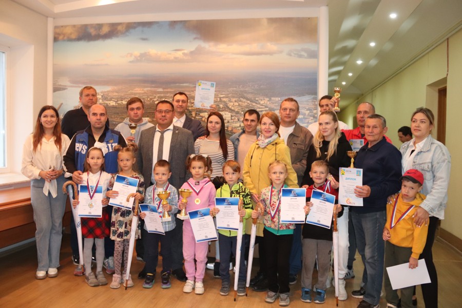Дмитрий Пулатов вручил награды и призы юным участникам Всероссийского дня бега «Кросс нации»