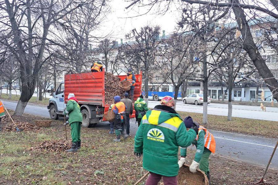 Чебоксарах продолжились   уборка и вывоз палой листвы