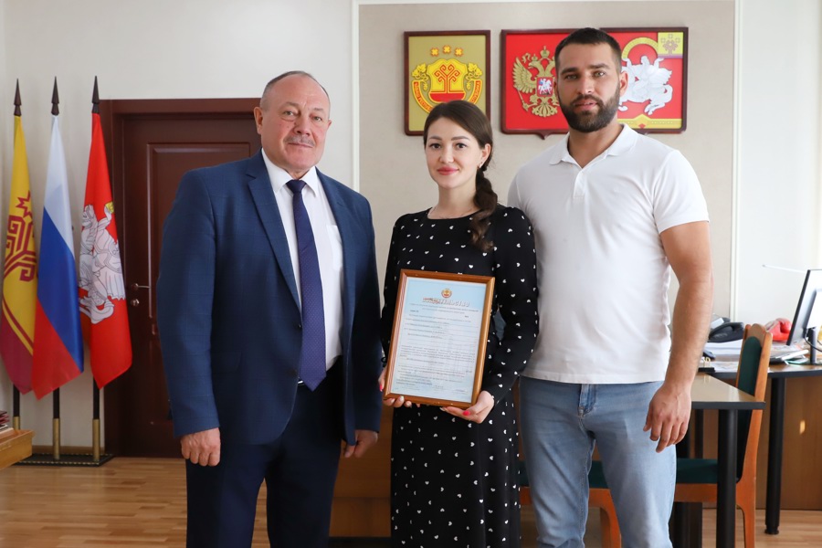 Состоялось торжественное вручение свидетельства о праве на получение социальной выплаты на приобретение жилого помещения