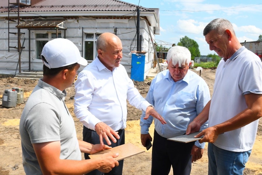 Глава Батыревского муниципального округа Рудольф Селиванов  проинспектировал ход строительно-ремонтных работ.