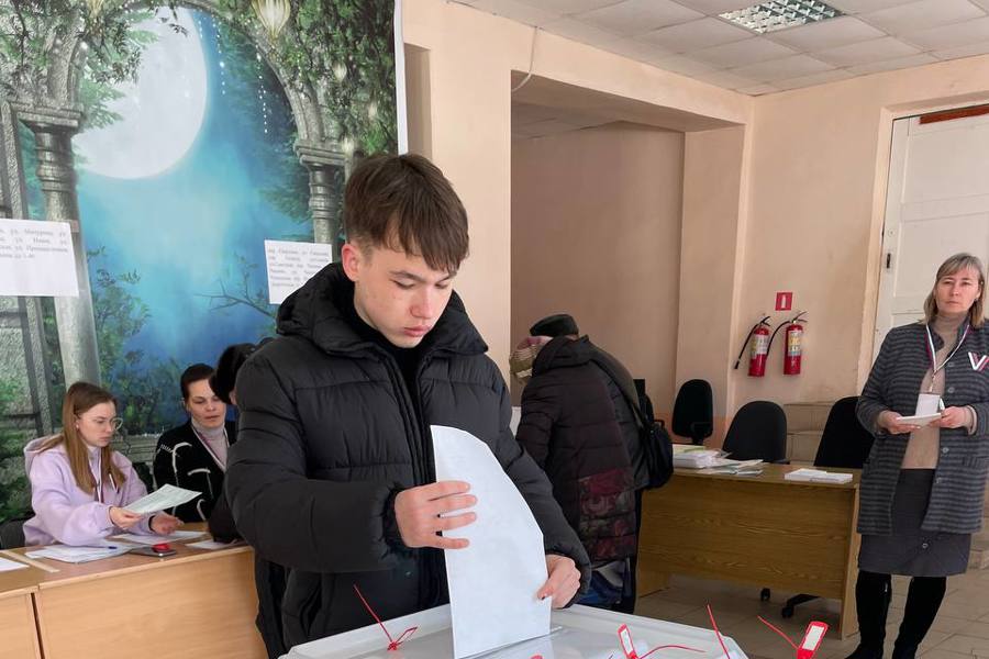 Впервые проголосовавший С. Титов: «Не привык откладывать важные дела на потом, поэтому пришел отдать свой голос в первый день выборов»