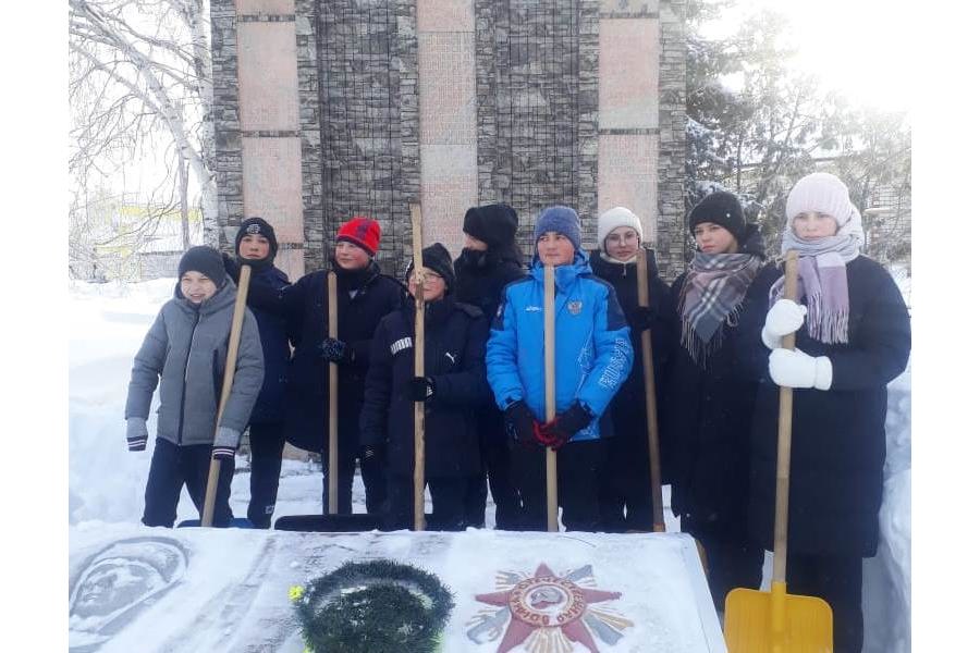 Уборка территории обелиска павшим воинам – землякам в годы Великой Отечественной войны