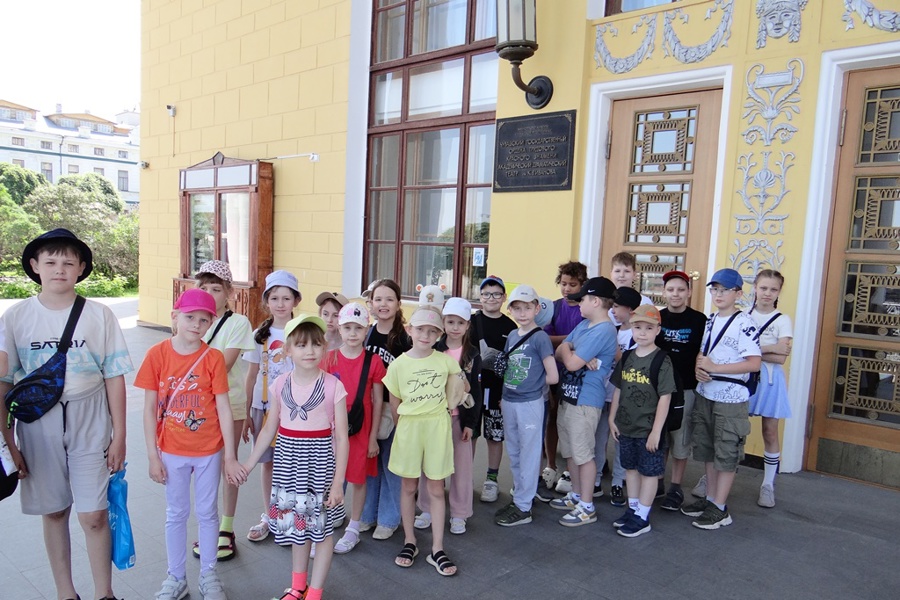 Ребята из детских пришкольных лагерей побывали на экскурсии в Чувашском драмтеатре