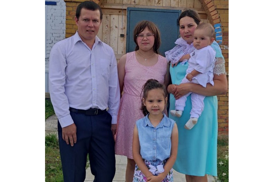 Семья Соловкиных из города Козловка продлила ежемесячную денежную выплату в случае рождения третьего ребенка