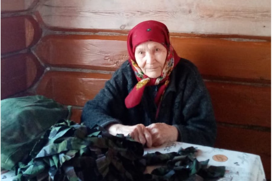 84-летняя жительница Алатырского муниципального округа изготавливает маскировочные сети