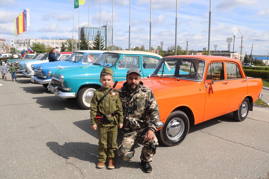 День Победы в Новочебоксарске начался с автопробега ретроавтомобилей