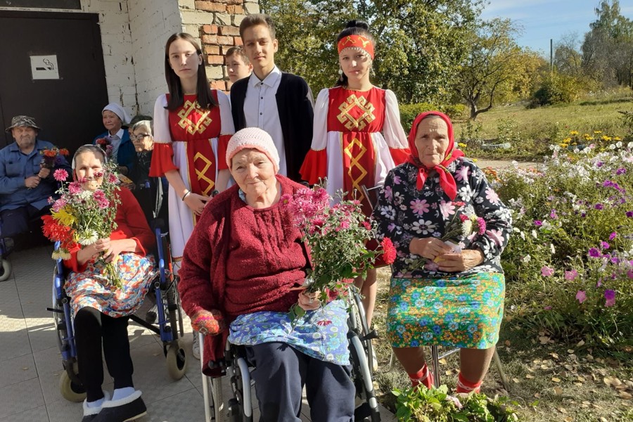 Связь поколений не прерывается: дети поздравили своих старших друзей