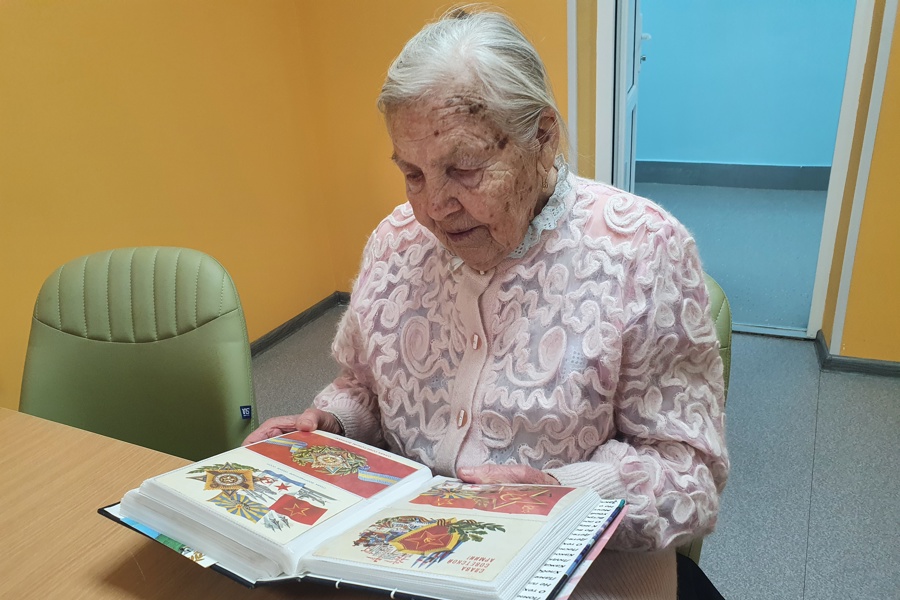 93-летняя Анна Прокопьева пишет книги и занимается гимнастикой