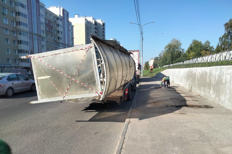 На улице Пирогова в г.Чебоксары проведен демонтаж остановочных павильонов