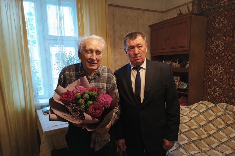 В Чебоксарах с 95-летием поздравили труженика тыла Юрия Волкова