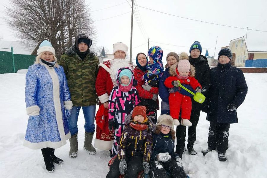 Депутат Павел Вязов подарил детям новогодние подарки