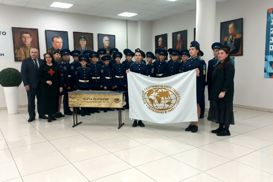 Парту открытий РГО, посвященную полярнику И.Д. Папанину, презентовали  в Чувашском кадетском корпусе