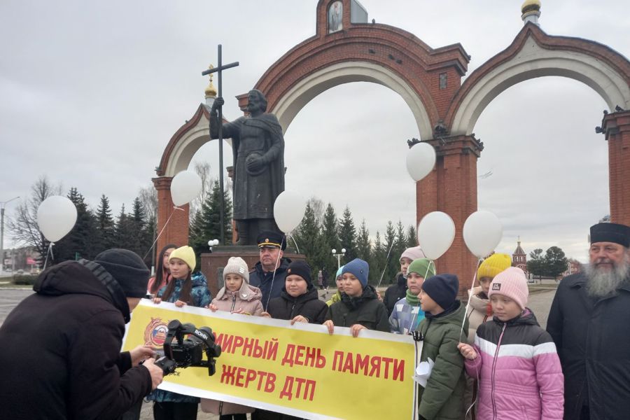 Госавтоинспекция по г.Новочебоксарск совместно с учащимися СОШ №14 провели акцию «Ангел в дорогу»