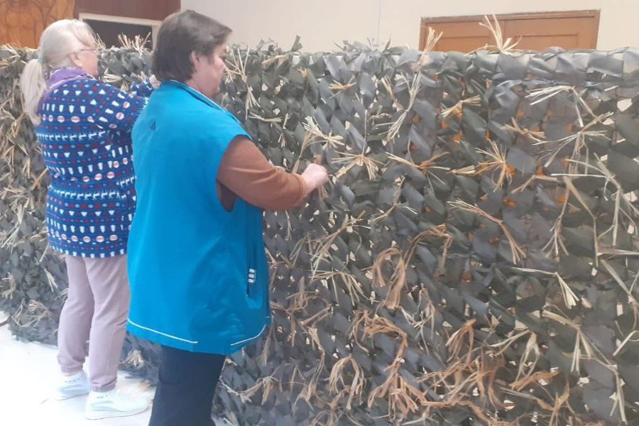 В Доме культуры в д. Кукшумы жители сельского поселения и волонтеры связали уже две маскировочные сети