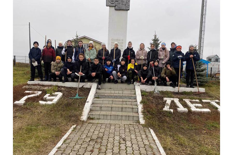 В акции «Чистый памятник» приняли участие обучающиеся Яльчикской школы им. Героя России Н.А.Петрова