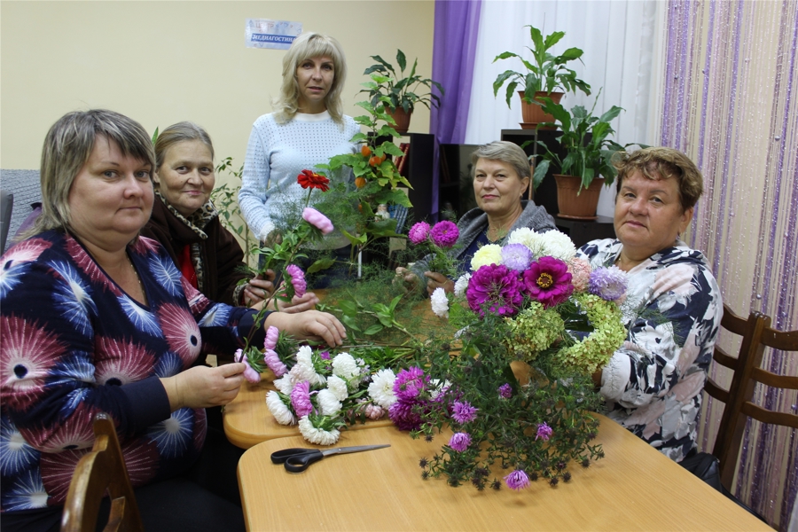 Получатели соцуслуг Алатырского центра соцобслуживания смастерили букеты для одиноких пожилых людей