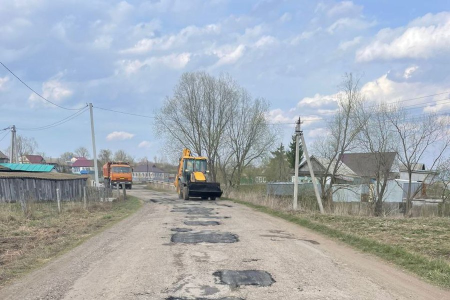 В Янтиковском округе продолжается ямочный ремонт дорог