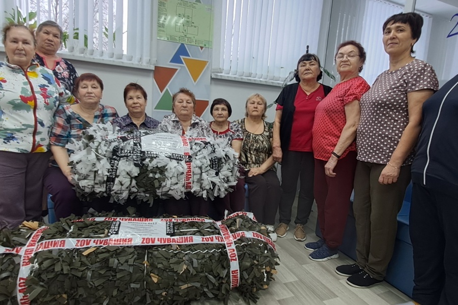 «Серебряные» волонтеры Чебоксарского округа плетут маскировочные сети