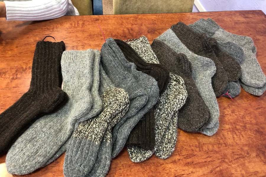 Активистки Центра общения старшего поколения города Цивильск вяжут теплые носки для участников СВО