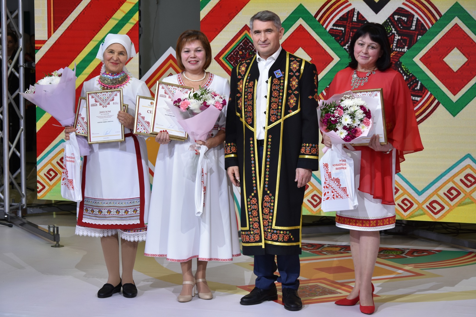 Олег Николаев наградил победителей межрегионального конкурса вышивальщиц «Живи, узор чувашский!»