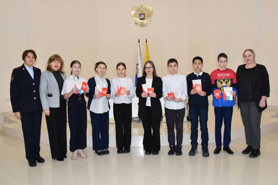 Юным жителям Моргаушского округа в День Конституции вручили главный официальный документ