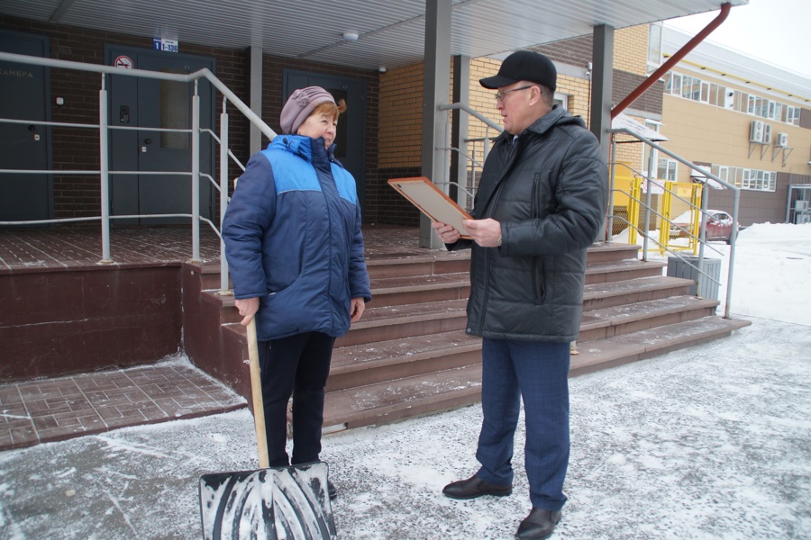 Победителей конкурса «Лучший дворник Калининского района» определили на рабочих местах