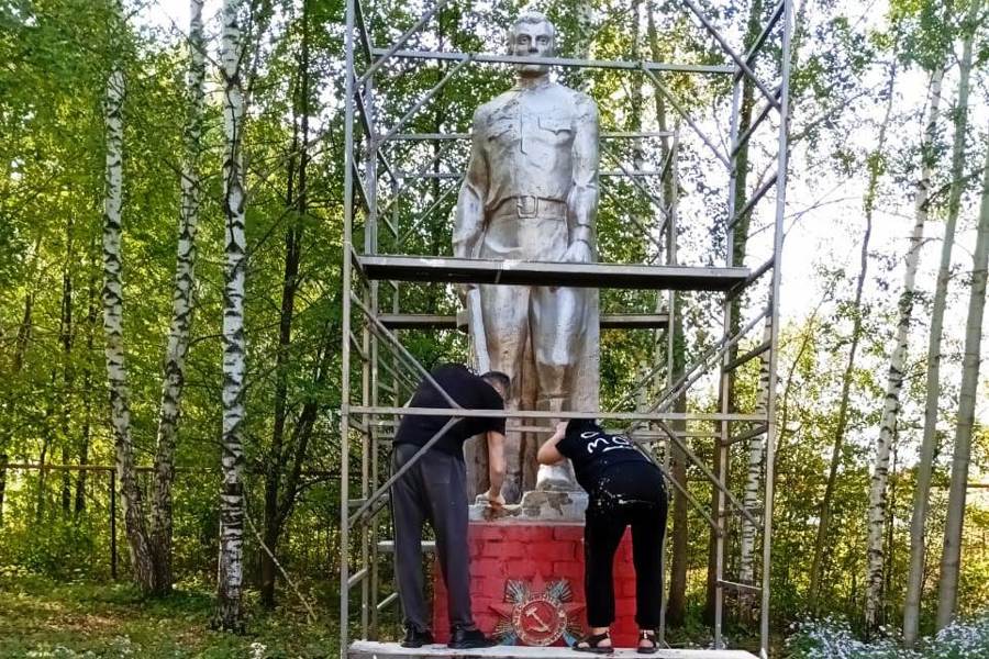 В селе Ходары, в рамках программы инициативного бюджетирования, ремонтируют памятник участникам Великой Отечественной войны