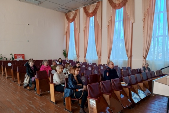В администрации города Алатыря состоялось очередное заседание комиссии по делам несовершеннолетних