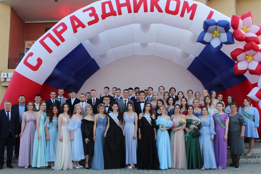 Бал выпускников 2023 года прошел на Центральной площади Порецкого