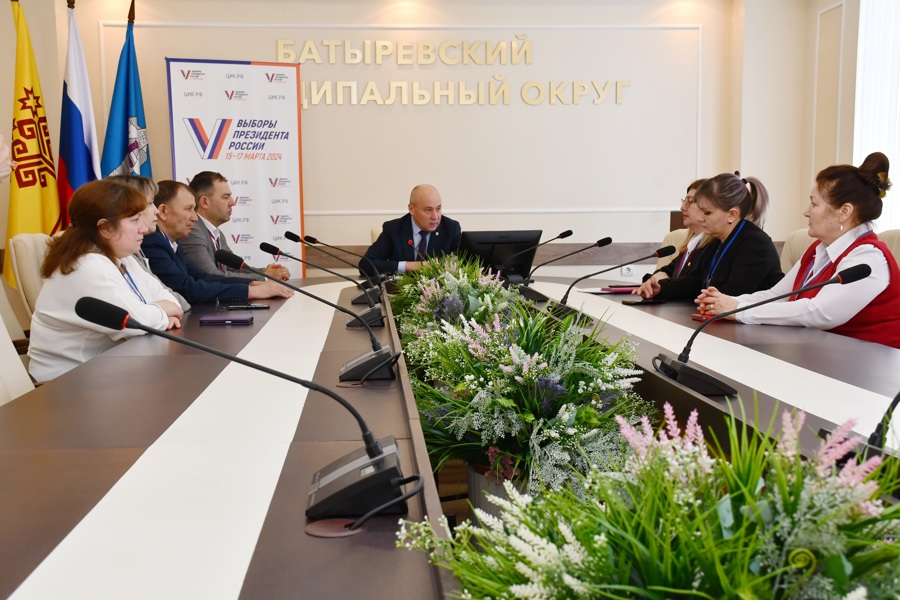 Состоялась рабочая встреча главы Батыревского муниципального округа Рудольфа Селиванова