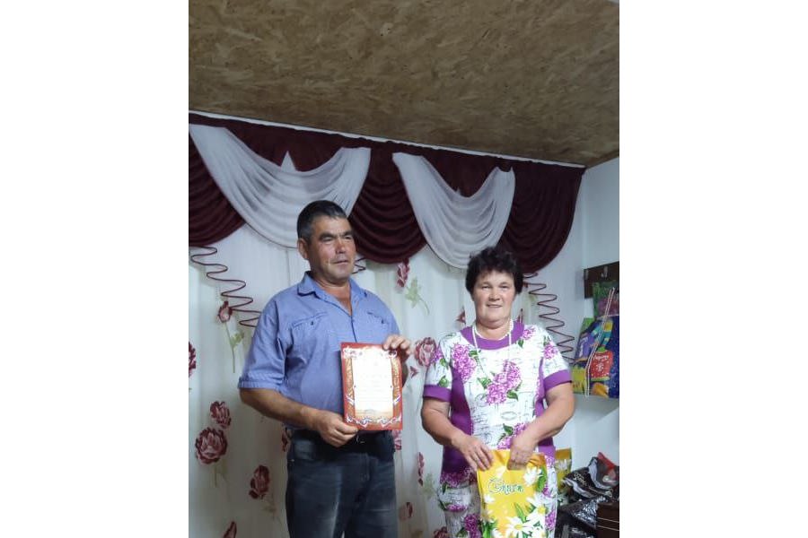 Супруги Сергей и Вера Тимофеевы получили звание «Самая лучшая семья деревни Юпрямы - 2023»