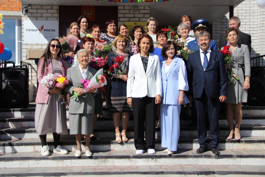 Алена Елизарова поздравила с Днем знаний учеников Яндобинской школы