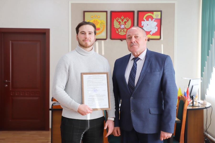 Глава Яльчикского муниципального округа вручил жилищный сертификат на приобретения жилья детям-сиротам