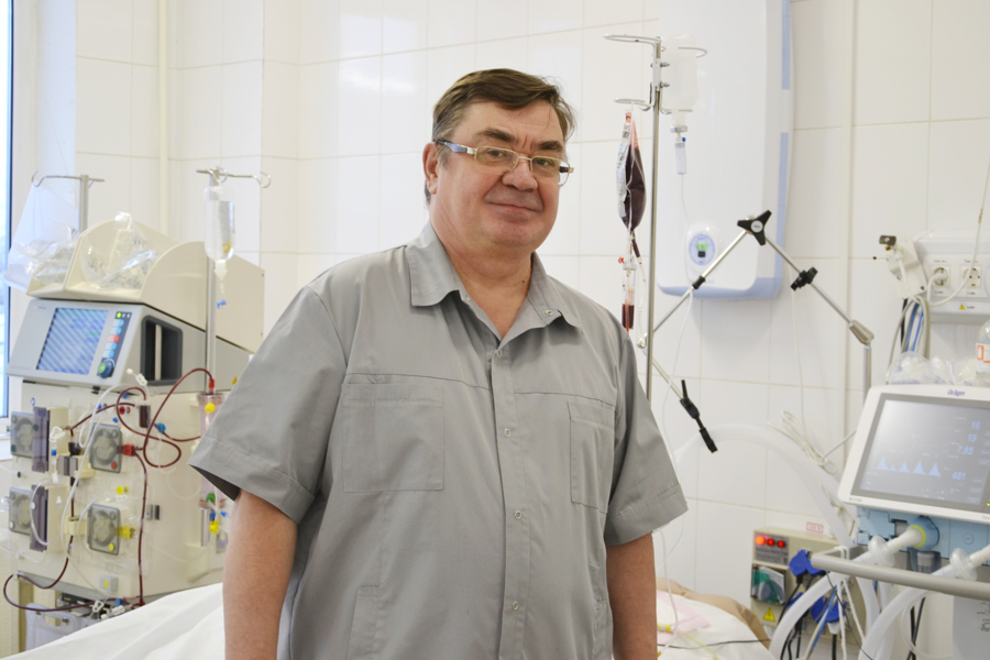Заведующий отделением анестезиологии-реанимации ГКБ №1 Владимир Щербань почти 40 лет спасает жизни людей