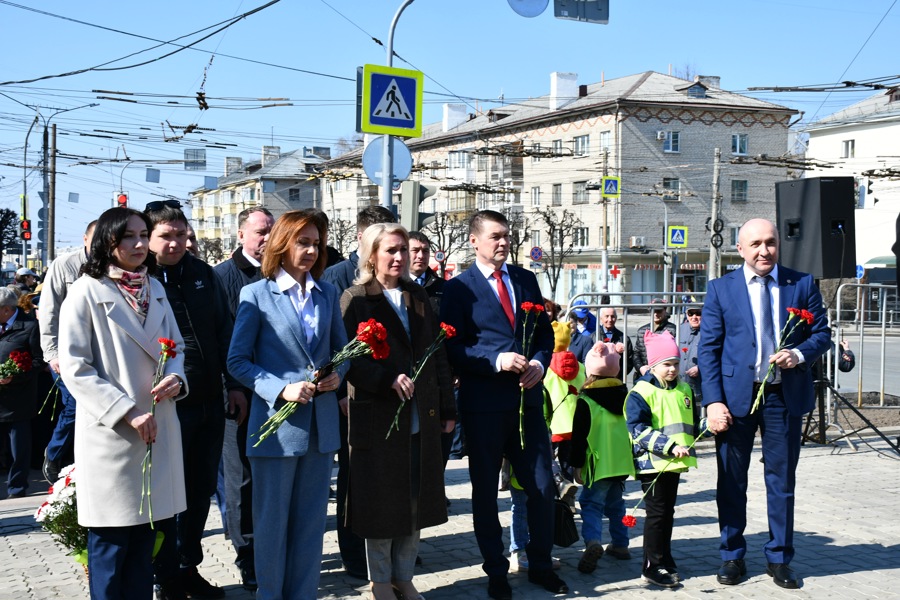 В День космонавтики Надежда Колебанова возложила цветы к памятнику космонавту Юрию Гагарину