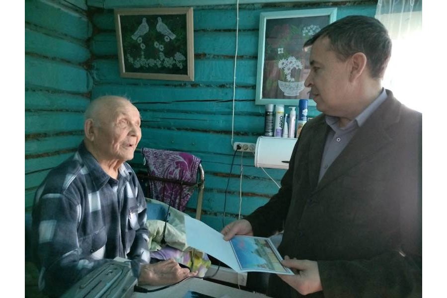 95-летний юбилей отметил труженик тыла, житель деревни Сосновка Михаил Яковлев