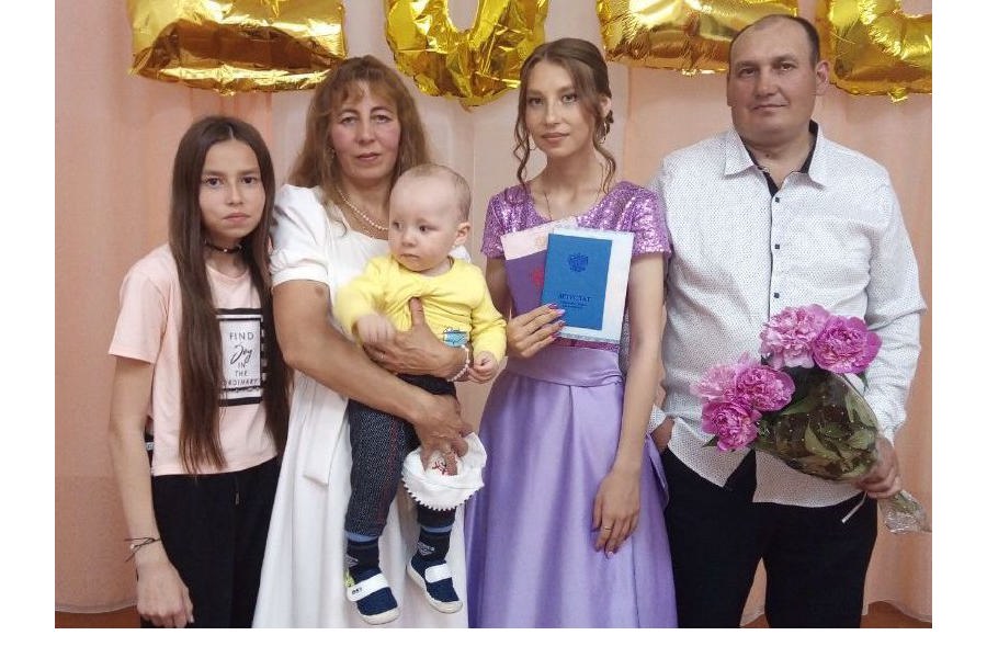 Семья Мандрюковых стала получателем ежемесячной денежной выплаты по случаю рождения третьего ребенка