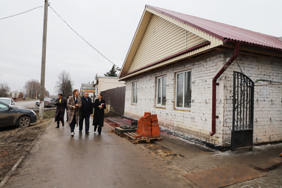 Глава Комсомольского муниципального округа Николай Раськин совместно с министром труда и социальной защиты Чувашской Республики Алёной Елизаровой ознакомились с ходом ремонтных работ центра занятости населения и отдела социальной защиты населения