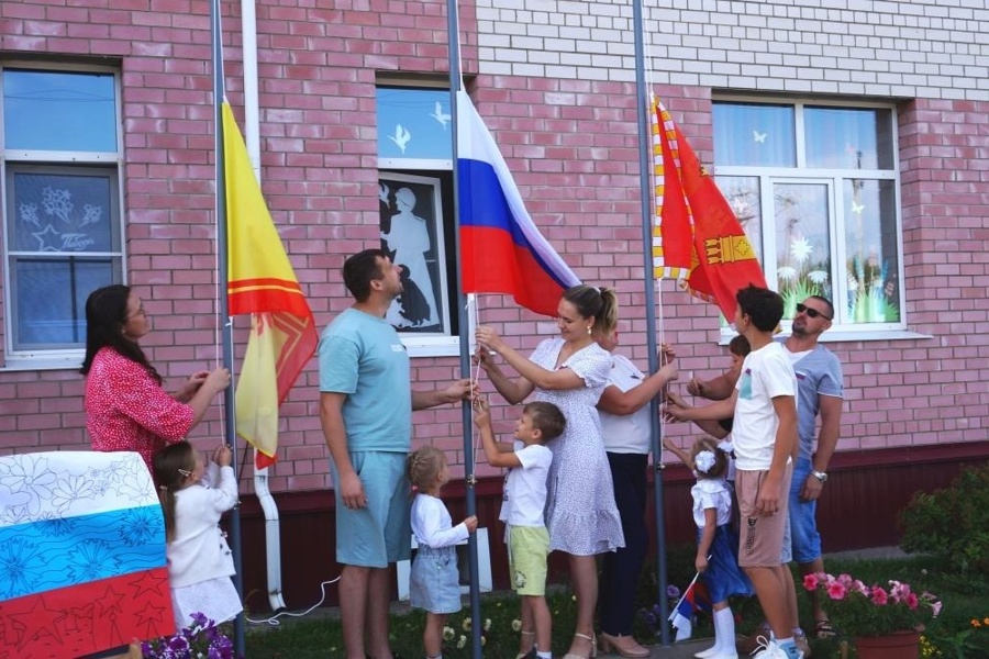 Впервые в Чуварлейском детском саду «Колокольчик» прошла церемония поднятия флага