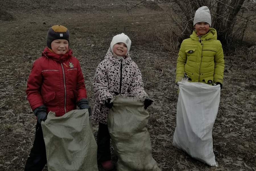 Юные жители деревни Нюрши провели экологический субботник