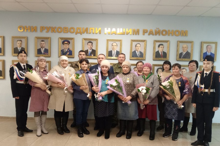 Глава Комсомольского  муниципального округа Николай Раськин вручил юбилейные медали