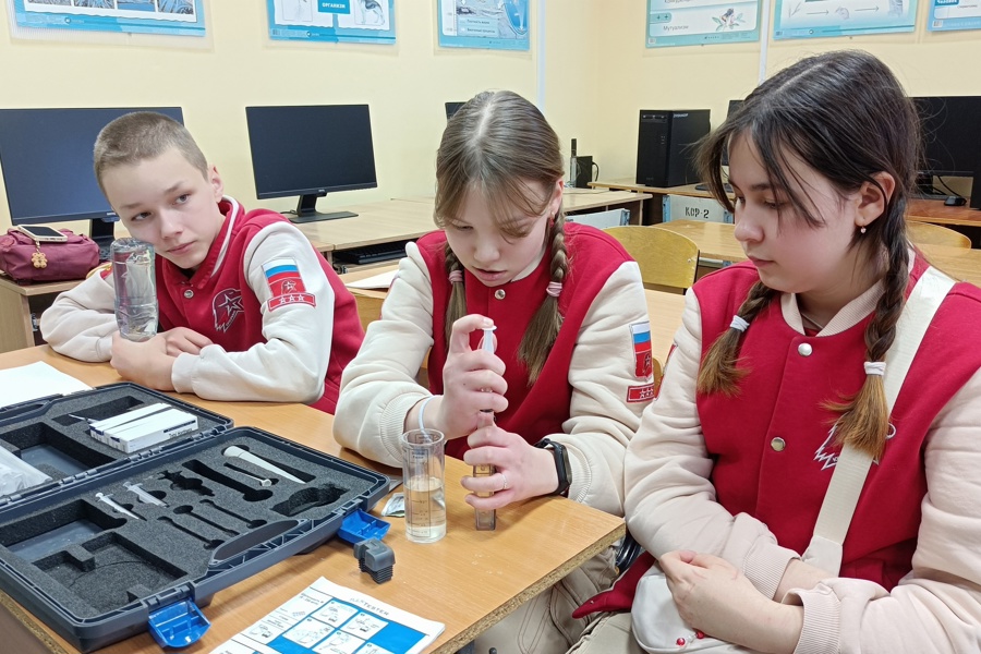 Юнармецы проводят исследования воды реки Волга (29.02.2024)