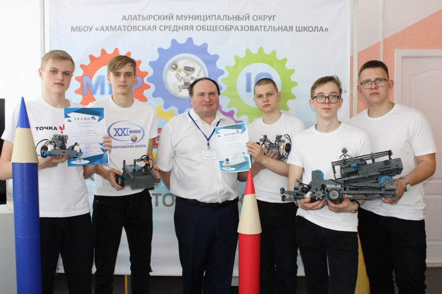 26 марта  на базе образовательного центра «Точка роста» Ахматовской школы  состоялись III муниципальные соревнования по образовательной  робототехнике «Мир VEX IQ»